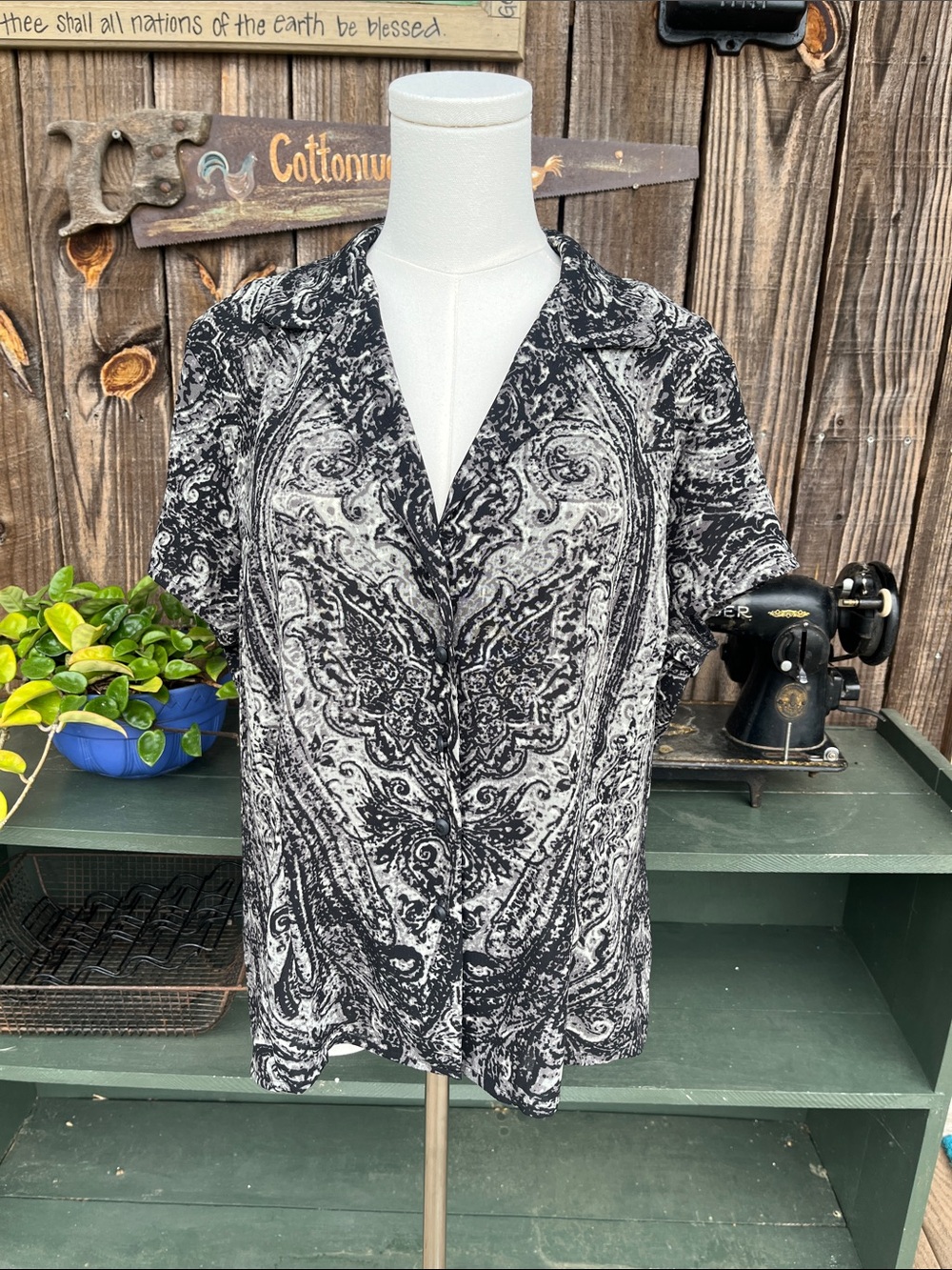 Jones Wear 18 black and grey Paisley short sleeve button front blouse 2339